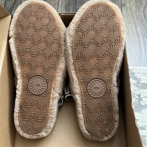 UGG fluff yeah slippers like new! - Picture 3 of 4